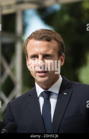 Le président français Emmanuel Macron (L) s'entretient avec les membres locaux de la communauté française à Athènes le 8 septembre 2017, dans le cadre d'une visite officielle de deux jours du président français en Grèce. Photo par ELIOT BLONDT/ABACAPRESS.COM Banque D'Images