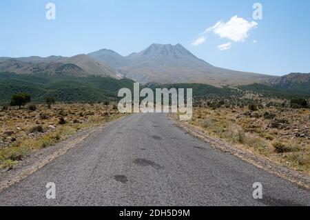 Route vers Hasan Dagi, volcan inactif (3253m) dans le centre de l'Anatolie, Turquie Banque D'Images