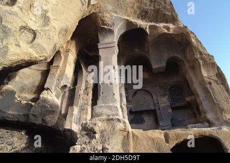 l'effondrement de la cavité montre les colonnes intérieures sculptées Dans le rocher d'une église de grotte à Yaprakhisar près La vallée d'Ihlara en Cappadoce - Turquie Banque D'Images