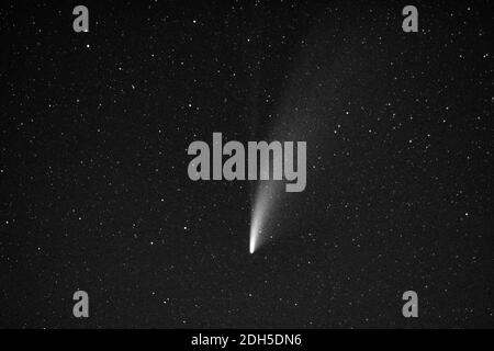 Vue sur la comète neowise dans le ciel nocturne Banque D'Images