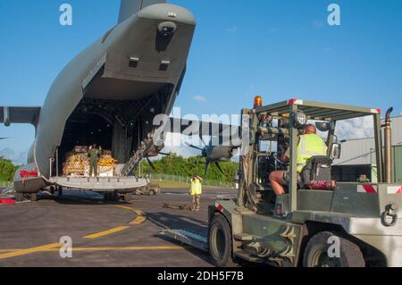 Un Airbus A400M en provenance d'Orléans, France, a atterri à fort-de-France, la capitale du département français d'outre-mer des Caraïbes de la Martinique, le 9 septembre 2017. A bord d'un hélicoptère Puma et de fret humanitaire pour soutenir les secours dans les territoires français d'outre-mer après l'ouragan Irma frappé. Les 6 et 7 septembre 2017, l'île a été frappée par l'ouragan Irma de catégorie 5, qui a causé des dommages considérables et considérables aux bâtiments et aux infrastructures. Au total, 11 décès avaient été signalés au 8 septembre. Le ministre français de l'intérieur a déclaré le 8 septembre que la majeure partie de cette journée Banque D'Images