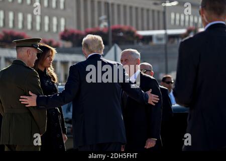 Le président américain Donald Trump, au centre, accueille Jim Mattis, secrétaire américain à la défense, à droite, Et le général Joseph Dunford, président des chefs d'état-major interarmées, est parti, à côté de la première dame des États-Unis Melania Trump, lors d'une cérémonie commémorant les attentats terroristes du 11 septembre 2001, au Pentagone à Washington, D.C., aux États-Unis, le lundi 11 septembre 2017. Trump préside sa première commémoration de 9/11 à l'occasion du 16e anniversaire des attaques terroristes qui ont tué près de 3,000 personnes lorsque des pirates de l'air ont pris des avions commerciaux dans le World Trade Center de New York, le Pentagone et un champ près de Shanksville, Banque D'Images