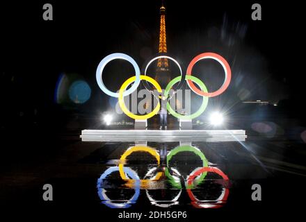 Les anneaux olympiques sont dévoilés sur la place du Trocadéro, en face de la Tour Eiffel, pour célébrer la cérémonie officielle de remise des Jeux Olympiques de 2024 à Paris, en France, le 13 septembre 2017. Photo d'Alain Apaydin/ABACAPRESS.COM Banque D'Images