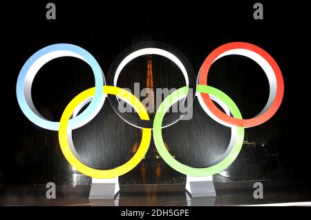 Les anneaux olympiques sont dévoilés sur la place du Trocadéro, en face de la Tour Eiffel, pour célébrer la cérémonie officielle de remise des Jeux Olympiques de 2024 à Paris, en France, le 13 septembre 2017. Photo d'Alain Apaydin/ABACAPRESS.COM Banque D'Images