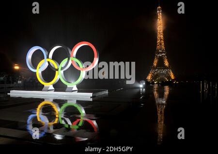 Les anneaux olympiques sont dévoilés sur la place du Trocadéro, en face de la Tour Eiffel, pour célébrer la cérémonie officielle de remise des Jeux Olympiques de 2024 à Paris, en France, le 13 septembre 2017. Photo d'Alain Apaydin/ABACAPRESS.COM Banque D'Images