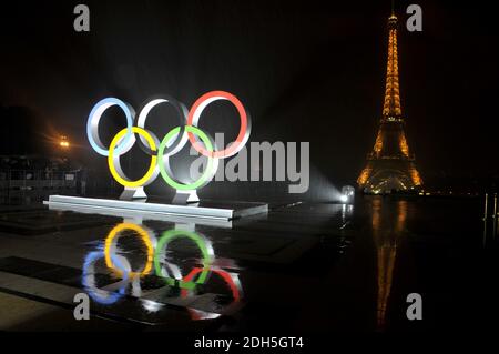 Les anneaux olympiques sont dévoilés sur la place du Trocadéro, en face de la Tour Eiffel, pour célébrer la cérémonie officielle de remise des Jeux Olympiques de 2024 à Paris, en France, le 13 septembre 2017. Photo d'Alain Apaydin/ABACAPRESS.COM Banque D'Images