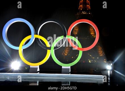 Les anneaux olympiques sont dévoilés sur la place du Trocadéro, en face de la Tour Eiffel, pour célébrer la cérémonie officielle de remise des Jeux Olympiques de 2024 à Paris, en France, le 13 septembre 2017. Photo d'Alain Apaydin/ABACAPRESS.COM Banque D'Images