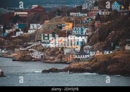 maisons empilées dans les falaises de la batterie à st john's, terre-neuve, canada Banque D'Images