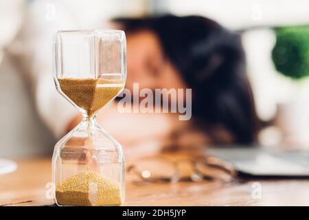 Femme pigiste de style de vie il a repos dormant après un travail dur longtemps dans le café-restaurant Banque D'Images