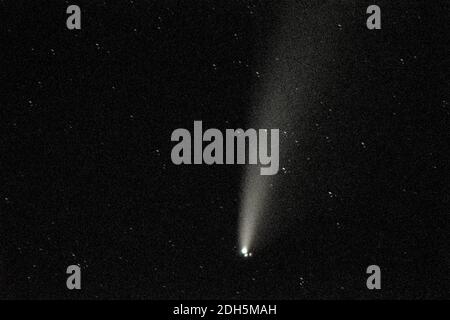 Vue sur la comète neowise dans le ciel nocturne Banque D'Images
