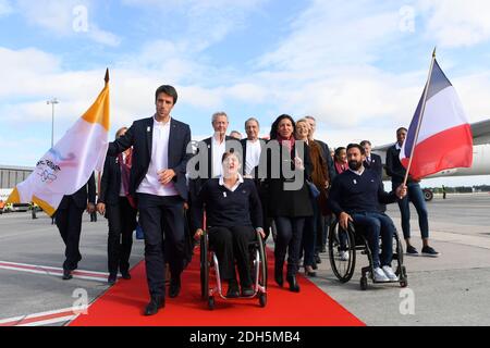 Teddy Riner et Michael Jeremiasz lors du retour de la délégation Paris 2024 à l'aéroport Charles de Gaulle , Paris, le 15 septembre 2017. Co-présidents de Paris 2024, Tony Estanguet et Bernard Lapasset, directeur général Etienne Thobois, maire de Paris Anne Hidalgo, présidente de la région Ile de France Valerie Pecresse, présidente de la Fédération Handisport française Emmanuelle Assmann, président du CNO France Denis Masseglia, ministre des Sports Laura Flessel, membre du CIO Guy Drut, athlètes Teddy Riner, Marie-José Perec, Emmeline Ndongue, Sarah Ourahmoune, Fabien Gillot, Arnaud Assoumani, Fabrice Guyar Banque D'Images