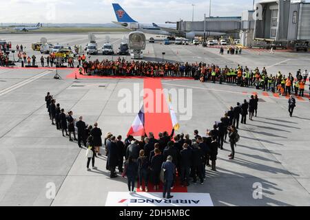 Teddy Riner et Michael Jeremiasz lors du retour de la délégation Paris 2024 à l'aéroport Charles de Gaulle , Paris, le 15 septembre 2017. Ambiance lors du retour de la délégation Paris 2024 à l'aéroport Charles de Gaulle , Paris, 15 septembre 2017. Photo de Paris 2024/ABACAPRESS.COM Banque D'Images