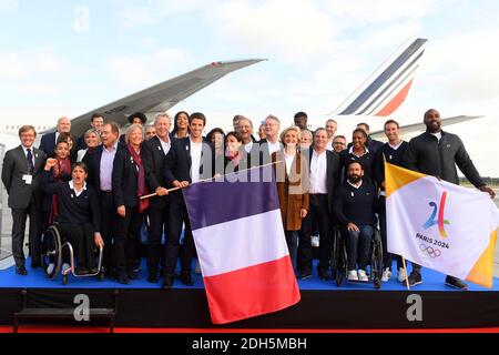 Teddy Riner et Michael Jeremiasz lors du retour de la délégation Paris 2024 à l'aéroport Charles de Gaulle , Paris, le 15 septembre 2017. Co-présidents de Paris 2024, Tony Estanguet et Bernard Lapasset, directeur général Etienne Thobois, maire de Paris Anne Hidalgo, présidente de la région Ile de France Valerie Pecresse, présidente de la Fédération Handisport française Emmanuelle Assmann, président du CNO France Denis Masseglia, ministre des Sports Laura Flessel, membre du CIO Guy Drut, athlètes Teddy Riner, Marie-José Perec, Emmeline Ndongue, Sarah Ourahmoune, Fabien Gillot, Arnaud Assoumani, Fabrice Guyar Banque D'Images