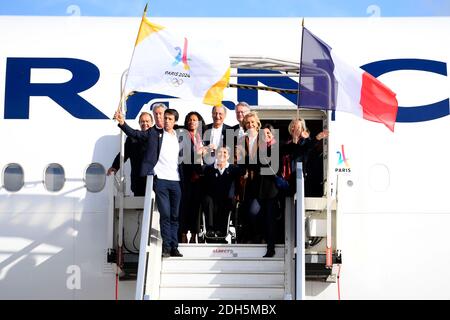 Teddy Riner et Michael Jeremiasz lors du retour de la délégation Paris 2024 à l'aéroport Charles de Gaulle , Paris, le 15 septembre 2017. Co-présidents de Paris 2024, Tony Estanguet et Bernard Lapasset, directeur général Etienne Thobois, maire de Paris Anne Hidalgo, présidente de la région Ile de France Valerie Pecresse, présidente de la Fédération Handisport française Emmanuelle Assmann, président du CNO France Denis Masseglia, ministre des Sports Laura Flessel, membre du CIO Guy Drut, athlètes Teddy Riner, Marie-José Perec, Emmeline Ndongue, Sarah Ourahmoune, Fabien Gillot, Arnaud Assoumani, Fabrice Guyar Banque D'Images