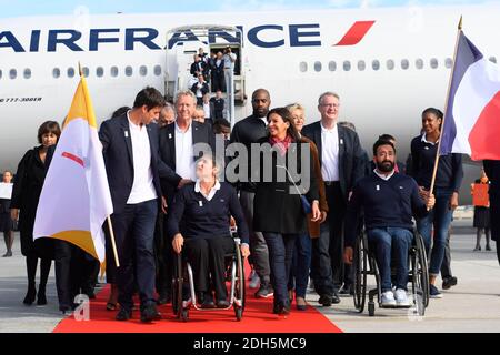 Teddy Riner et Michael Jeremiasz lors du retour de la délégation Paris 2024 à l'aéroport Charles de Gaulle , Paris, le 15 septembre 2017. Co-présidents de Paris 2024, Tony Estanguet et Bernard Lapasset, directeur général Etienne Thobois, maire de Paris Anne Hidalgo, présidente de la région Ile de France Valerie Pecresse, présidente de la Fédération Handisport française Emmanuelle Assmann, président du CNO France Denis Masseglia, ministre des Sports Laura Flessel, membre du CIO Guy Drut, athlètes Teddy Riner, Marie-José Perec, Emmeline Ndongue, Sarah Ourahmoune, Fabien Gillot, Arnaud Assoumani, Fabrice Guyar Banque D'Images