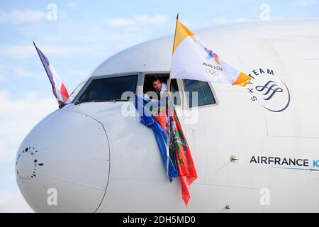 Teddy Riner et Michael Jeremiasz lors du retour de la délégation Paris 2024 à l'aéroport Charles de Gaulle , Paris, le 15 septembre 2017. Co-président de Paris 2024 à Fly AF 4001 de Lima lors du retour de la délégation de Paris 2024 à l'aéroport Charles de Gaulle , Paris, le 15 septembre 201. Photo de Paris 2024/ABACAPRESS.COM Banque D'Images