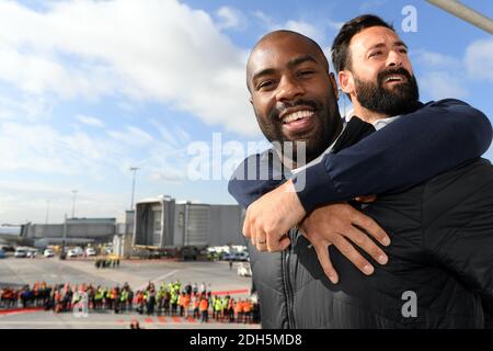 Teddy Riner et Michael Jeremiasz lors du retour de la délégation Paris 2024 à l'aéroport Charles de Gaulle , Paris, le 15 septembre 2017. Photo de Paris 2024/ABACAPRESS.COM Banque D'Images