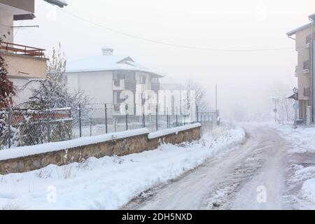 Vue sur la rue et les montagnes à Bansko, Bulgarie Banque D'Images