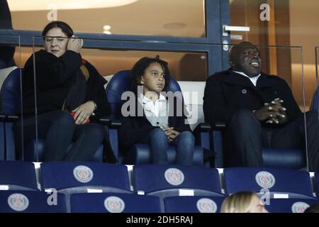 Famille Kylian Mbappe du PSG : de gauche à droite avec la mère Fayza Lamari, le frère Ethan et le père Wilfried lors du match de football de la première Ligue française, PSG vs Lyon au Parc des Princes, France, le 17 septembre 2017.PSG a gagné 2-0. Photo de Henri Szwarc/ABACAPRESS.COM Banque D'Images