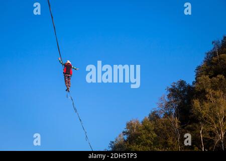 LANZO, ITALIE - VERS OCTOBRE 2020: Athlète de slackline pendant sa performance. Concentration, équilibre et aventure dans ce sport dynamique. Banque D'Images