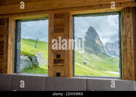 Couple en vacances randonnée dans les Dolomites d'Italie, vue incroyable sur le pic de Seceda. Trentin-Haut-Adige, Alpes des Dolomites, Tyro du Sud Banque D'Images