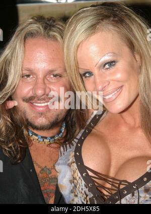 Miami Beach, FL 8-5-2003 Rocker Vince Neal (Motley Clue) avec sa petite amie Lia Gerardini, au restaurant Rumi de South Beach. Photo par ©Adam Scull/PHOTOlink Banque D'Images