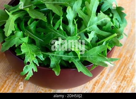 Feuilles vert frais de roquette sur la table Banque D'Images