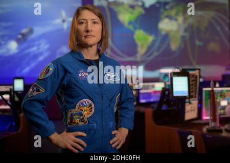 Christina Koch, astronaute de la NASA, pose pour un portrait, le mercredi 16 septembre 2020, dans la salle de contrôle de vol bleu du centre spatial Johnson de la NASA à Houston. La NASA a sélectionné 18 astronautes de son corps pour former l'équipe Artemis et ouvrir la voie aux prochaines missions d'astronautes sur la Lune et autour de celle-ci dans le cadre du programme Artemis. Le vice-président Mike Pence a présenté les membres de l'équipe Artemis le 9 décembre 2020, lors de la huitième réunion du Conseil spatial national au Kennedy Space Center de la NASA, en Floride. NASA photo par Bill Ingalls/UPI Banque D'Images