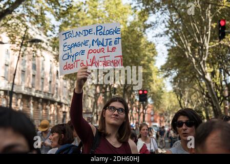 Manifestation pour le droit à l'IVG (interruption volontaire de la grosesse) le 23 septembre à Toulouse, France : environ 300 personnes ayant déjà été répondu à l'appel d'associations (Avorgement les femmes extérieures France-Sud, NPA-Jeunes Toulouse, CGT Chu Toulouse, Université des femmes, Union des hommes-femmes, Toulouse, Union des femmes-Sud, Toulouse Jeunes communautés de haute-Garonne - MJCF 31, Sud santé sociale haute Garonne), en préparation du grand rassemblement européen prévu le 28 septembre 2017, journée internationale du droit à l'avorgement, photo de Patrick Batard/ABACAPR Banque D'Images