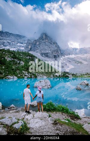 Couple visite du lac bleu vert dans les Dolomites italiens, le beau lac Sorapis Lago di Sorapis dans les Dolomites, Voyage populaire de Banque D'Images