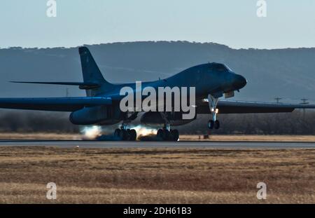 Photo du fichier de documentation - les premières terres de lancer B1-B opérationnelles récemment améliorées le 21 janvier 2014, à la base aérienne de Dyess, Texas. Le B-1B lancer a récemment été mis à niveau avec une nouvelle station de combat intégrée. Les bombardiers B-1B escortés par des avions de chasse de l'armée de l'air ont volé samedi dans l'espace aérien international au large des côtes nord-coréennes, dans le cadre d'une démonstration claire de force contre le régime nord-coréen. Photo par le Sgt. De l'armée de l'air des États-Unis. Richard Ebensberger via ABACAPRESS.COM Banque D'Images