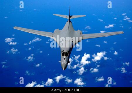 Photo du dossier de distribution - UNE danseuse B1B du 37e Escadron de bombardement expéditionnaire, 28e Escadre de la bombe, base aérienne d'Ellsworth, Dakota du Sud, s'élance au-dessus de l'océan Pacifique après une formation de ravitaillement en vol, 30 septembre 2005. Les bombardiers B-1B escortés par des avions de chasse de l'armée de l'air ont volé samedi dans l'espace aérien international au large des côtes nord-coréennes, dans le cadre d'une démonstration claire de force contre le régime nord-coréen. Photo de la U.S. Air Force/Sgt Bennie J. Davis III par ABACAPRESS.COM Banque D'Images