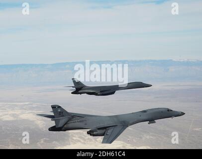 Photo du dossier de distribution - UN navire de lanciers B-1B affecté au 28e Escadron de bombe, base aérienne de Dyess, Texas, survole le Nouveau-Mexique au cours d'une mission d'entraînement le 24 février 2010. Dyess fête le 25e anniversaire du premier bombardier B-1B arrivant à la base. Les bombardiers B-1B escortés par des avions de chasse de l'armée de l'air ont volé samedi dans l'espace aérien international au large des côtes nord-coréennes, dans le cadre d'une démonstration claire de force contre le régime nord-coréen. Photo par l'US Air Force/le Sgt. Kevin J. Gruenwaldvia/ABACAPRESS.COM Banque D'Images