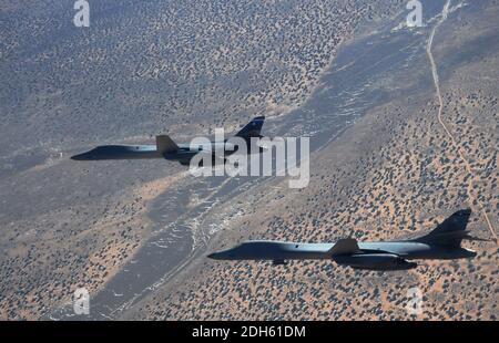 Photo du dossier de distribution - UN deux navires de lanciers B-1B affectés au 28e Escadron de bombe, la base aérienne de Dyess, au Texas, manœuvre au-dessus du Nouveau-Mexique au cours d'une mission d'entraînement le 24 février 2010. Les bombardiers B-1B escortés par des avions de chasse de l'armée de l'air ont volé samedi dans l'espace aérien international au large des côtes nord-coréennes, dans le cadre d'une démonstration claire de force contre le régime nord-coréen. Photo par l'US Air Force/le Sgt. Kevin J. Gruenwald via ABACAPRESS.COM Banque D'Images