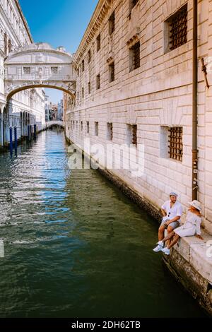 Couple en voyage dans la ville de Venise, couple aimant en vacances à Venise, Italie la génération y est assise sur un canal avec des gondoles Banque D'Images