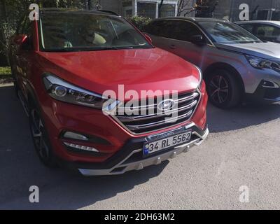 ISTANBU, TURQUIE - 29 novembre 2020 : Istanbul, Turquie - 29 novembre 2020 : UNE Hyundai Tucson rouge dans un parking de jour. Banque D'Images