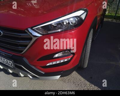 ISTANBUL, TURQUIE - 29 novembre 2020: Istanbul, Turquie - 29 novembre 2020 : Détails sur le devant d'une Hyundai Tucson rouge dans un parking en journée. Banque D'Images