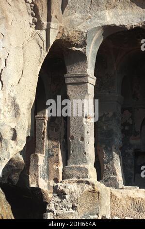 l'effondrement de la grotte montre une colonne intérieure sculptée Dans le rocher d'une église de grotte à Yaprakhisar près La vallée d'Ihlara en Cappadoce - Turquie Banque D'Images