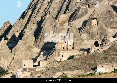 L'église Selime rock-hewn et les maisons de grottes sculptées dans les formations rocheuses typiques du village Yaprakhisar, près de la vallée d'Ihlara en Cappadoce - Turquie Banque D'Images