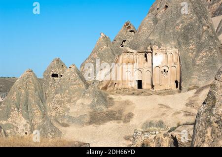 Église Selime rock-hewn dans les formations rocheuses typiques du village Yaprakhisar, près de la vallée d'Ihlara en Cappadoce - Turquie Banque D'Images