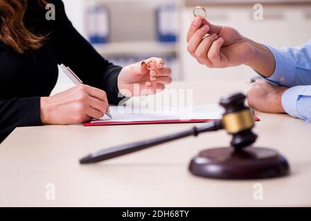 Jeune paire dans le palais de justice dans le concept de divorce Banque D'Images