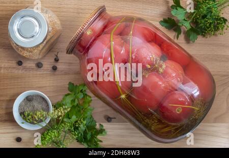 Tomates en conserve dans un grand pot en verre. Banque D'Images
