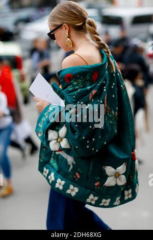 Street style, Chloe King arrivée à la Maison Margiela Printemps-été 2018 spectacle tenu au Grand Palais, à Paris, France, le 27 septembre 2017. Photo de Marie-Paola Bertrand-Hillion/ABACAPRESS.COM Banque D'Images