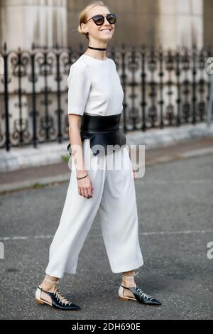 Style urbain, en arrivant au salon Dries Van Noten Printemps-été 2018 qui s'est tenu à l'Hôtel de ville, à Paris, en France, le 27 septembre 2017. Photo de Marie-Paola Bertrand-Hillion/ABACAPRESS.COM Banque D'Images