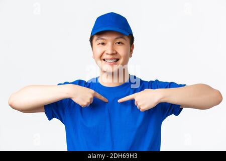Achat en ligne, livraison rapide, employés et concept de livraison à domicile. Gros plan d'un service de messagerie asiatique souriant et amical Banque D'Images