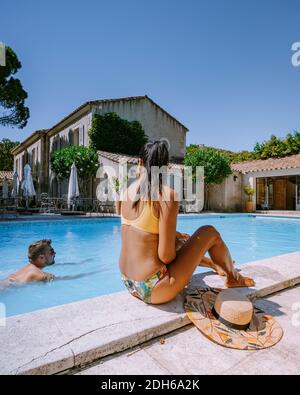 Couple de détente au bord de la piscine en Provence France, hommes et femmes de détente au bord de la piscine dans un complexe de luxe Banque D'Images