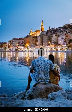 Menton France, couple hommes et femme en vacances à la Côte d'Azur France, vue sur la vieille partie de Menton, Provence-Alpes-Côte d'Azur Banque D'Images