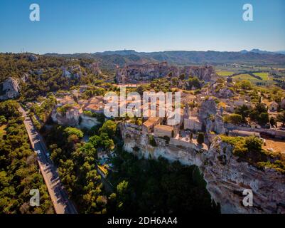 Village des Baux de Provence sur la formation rocheuse et son château. France, Europe Banque D'Images
