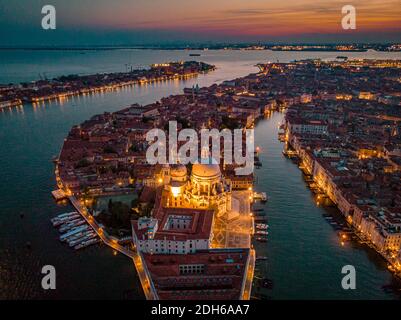 Venise d'en haut avec drone, photo de drone aérienne de la place emblématique et unique de Saint Marc ou de la Piazza San Marco avec le P de Doge Banque D'Images