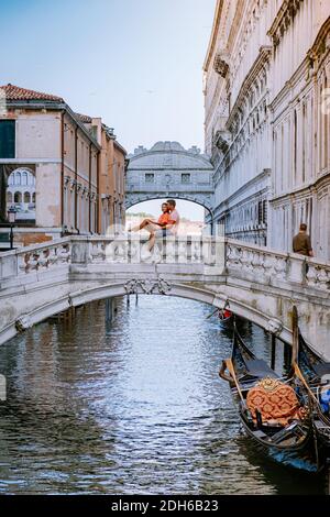 Couple hommes et femme sur un voyage de la ville à Venise Italie, rues colorées avec des canaux de Venise Banque D'Images
